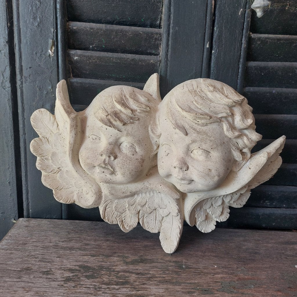 Mooie gedetailleerde betonnen engelen voor aan de tuinmuur, Tuin en Terras, Tuinbeelden, Ophalen of Verzenden, Zo goed als nieuw