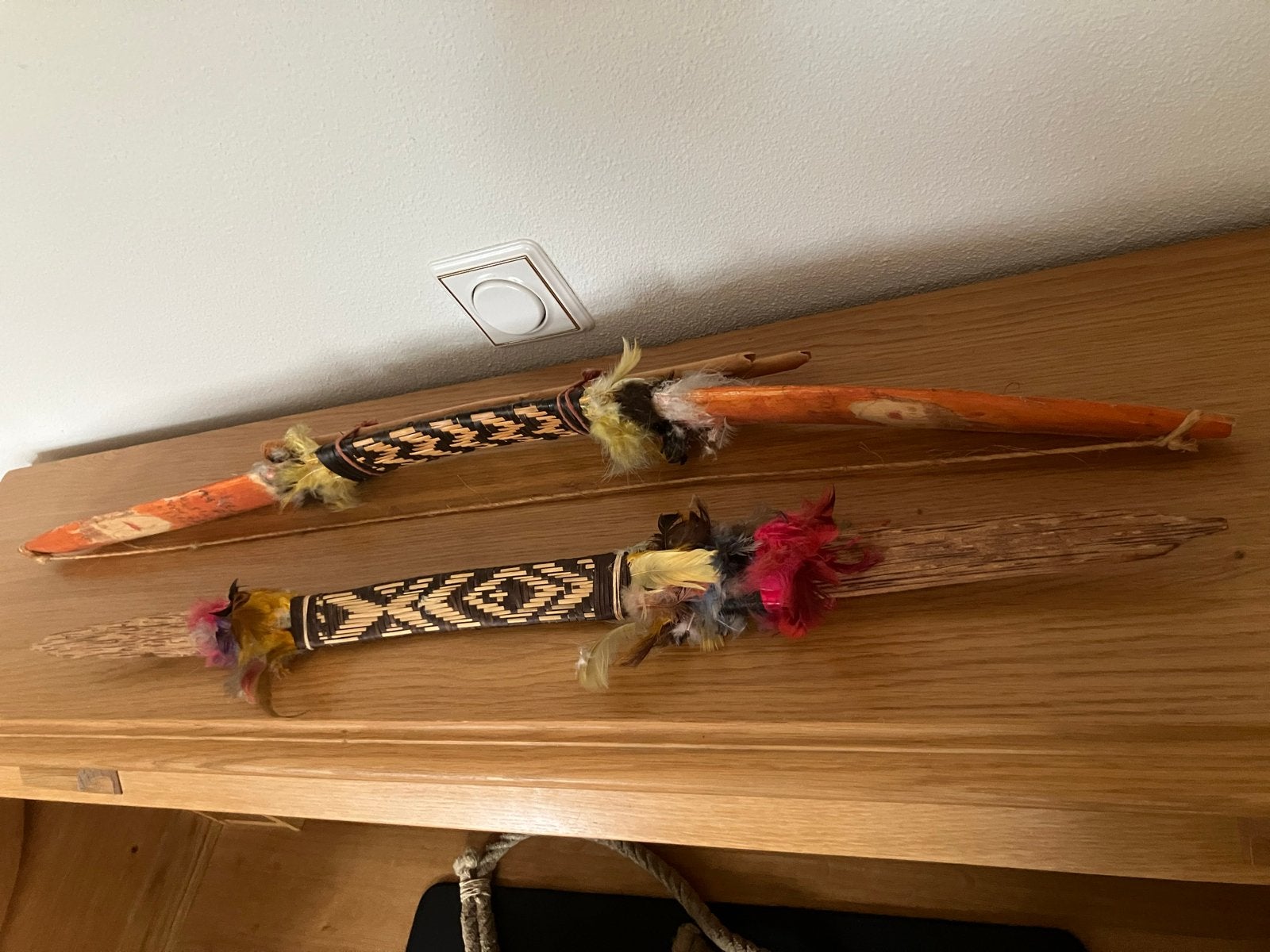 Decoratieve pijl en boog set met veren, Wapen, Meerkleurig, Versierd, Overige herkomsten