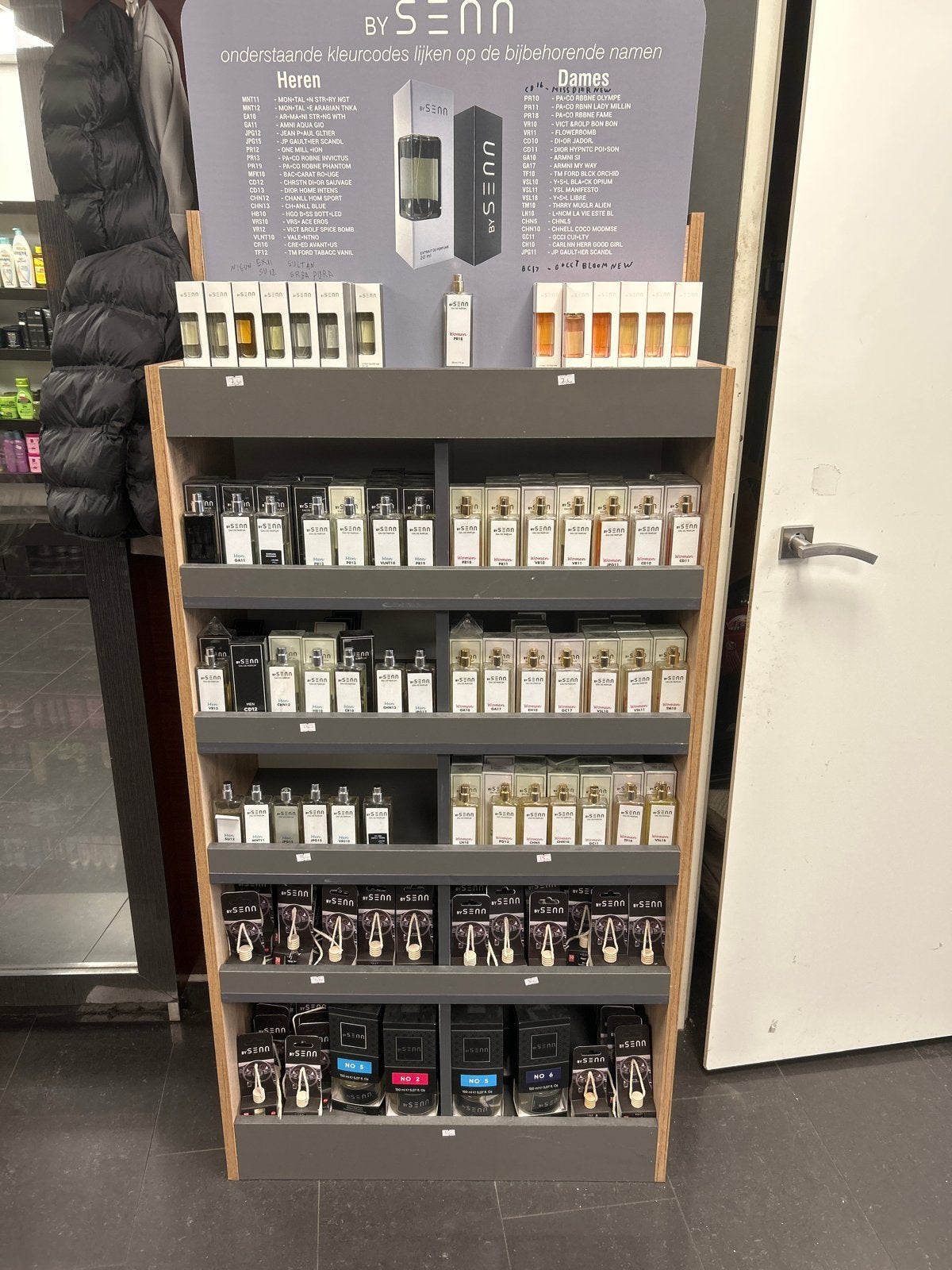 BY SENN Parfum Display met Testers - Heren & Dames, Sieraden, Tassen en Uiterlijk, Uiterlijk | Parfum, Gebruikt, Ophalen of Verzenden