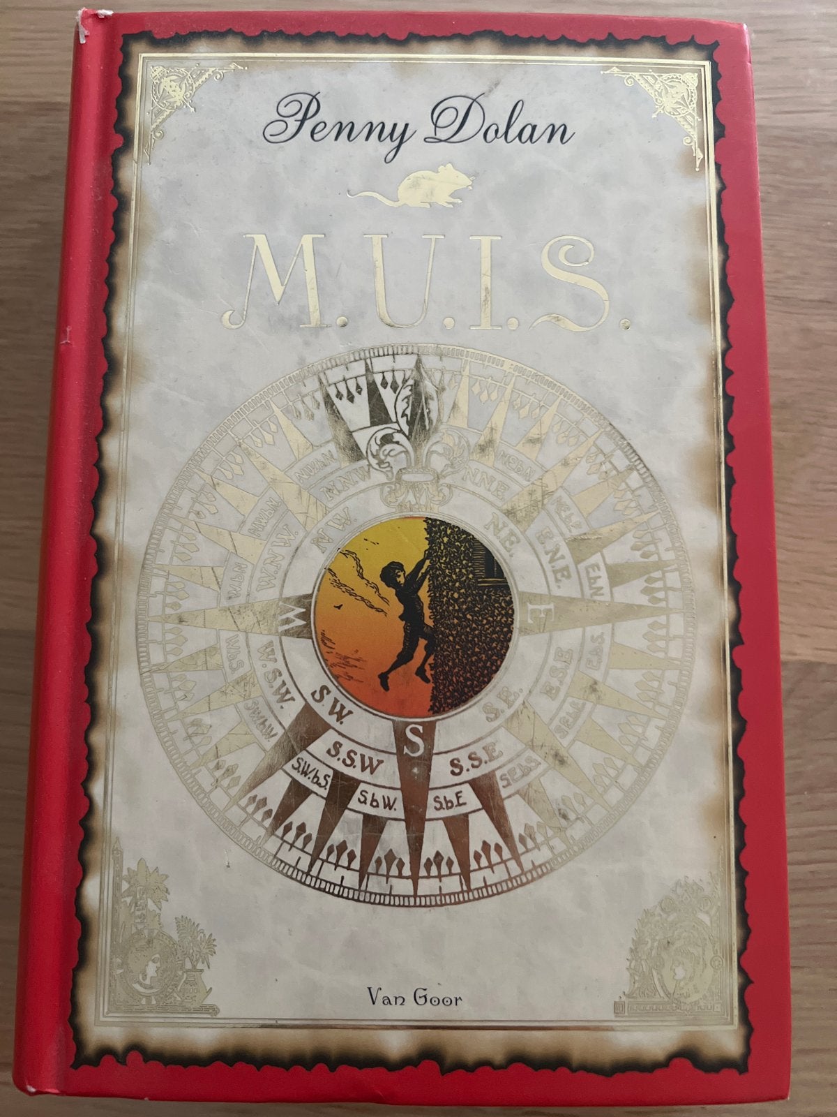 M.U.I.S. door Penny Dolan - Avontuurlijk jeugdboek, Ophalen of Verzenden, Gelezen, Fictie