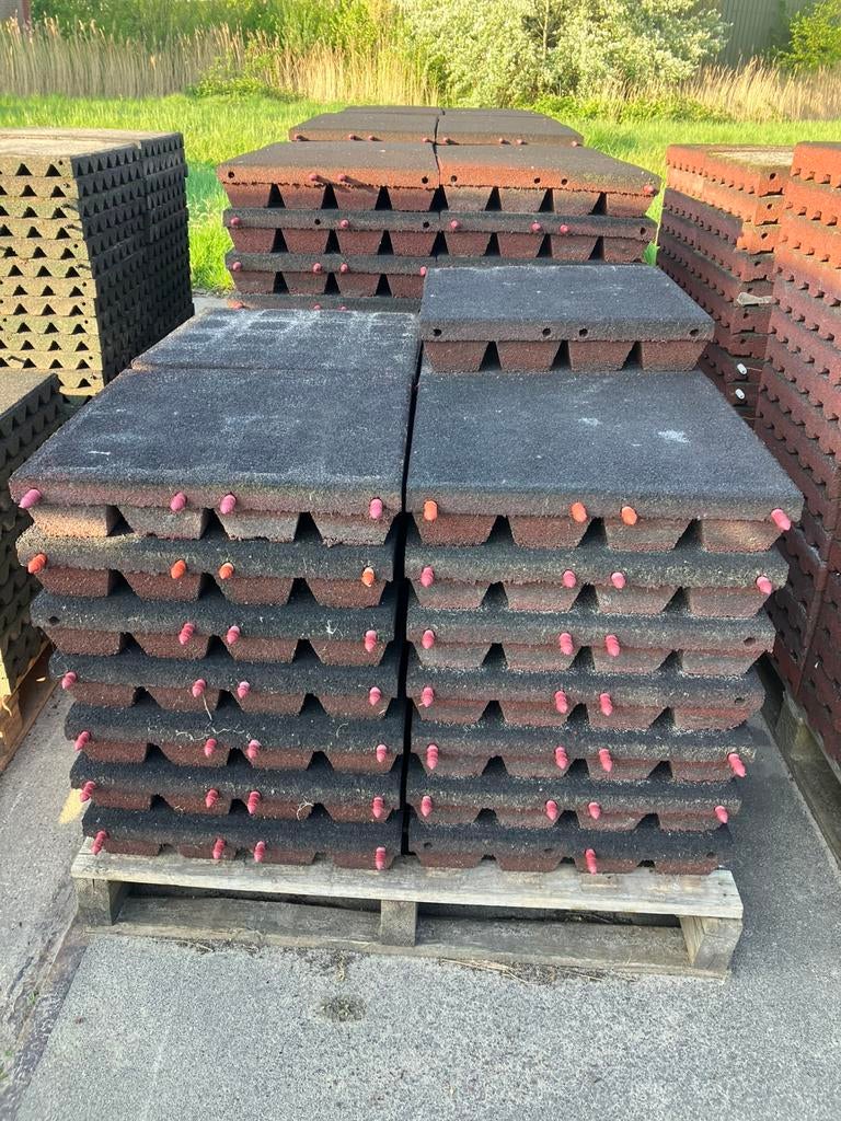 124 vochtdoorlatende rubberen tegels 50x50x10cm, Tuin en Terras, Tegels en Klinkers, Ophalen, Q, Overige typen, Zo goed als nieuw