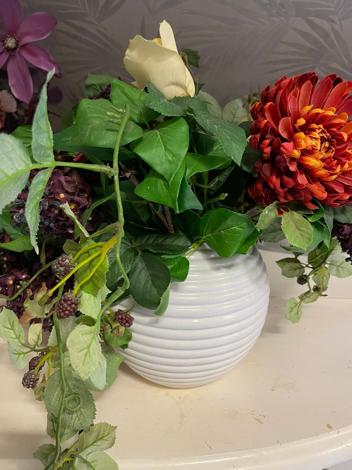 Witte bloempot & nep boeket, Ophalen of Verzenden, Halfschaduw, Minder dan 100 cm