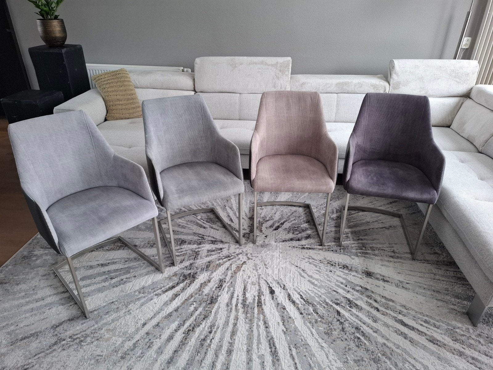 4 moderne eetkamerstoelen, Huis en Inrichting, Ophalen, Zo goed als nieuw