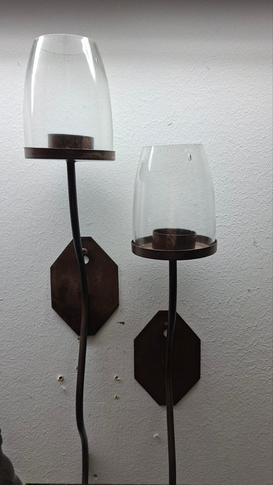 Set van 2 metalen wandkandelaars met glazen windlicht, Bruin, Overige merken, Ophalen of Verzenden, Zo goed als nieuw