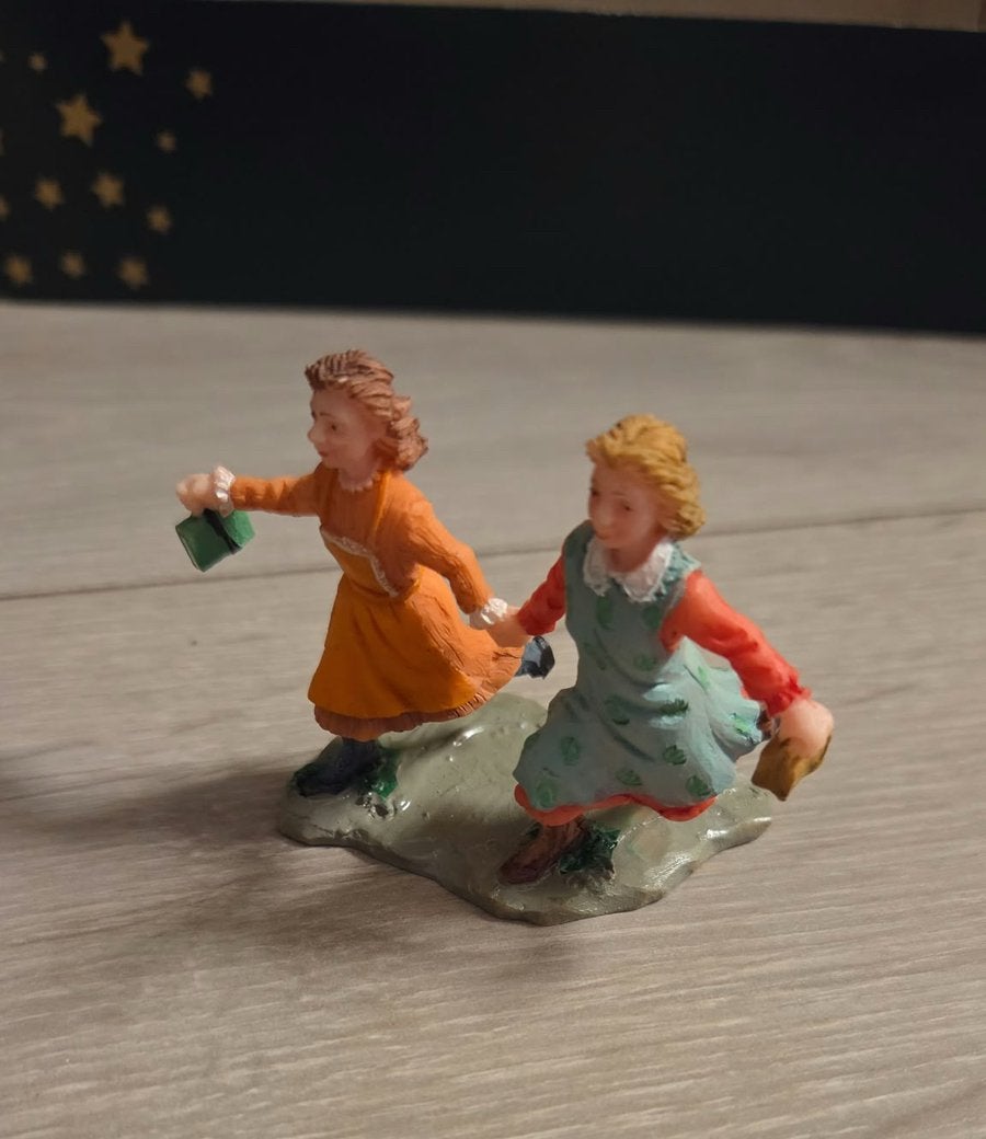 Lemax We’re Late! 2 Girls Running 2007 Retired Figurine, Diversen, Ophalen, Zo goed als nieuw