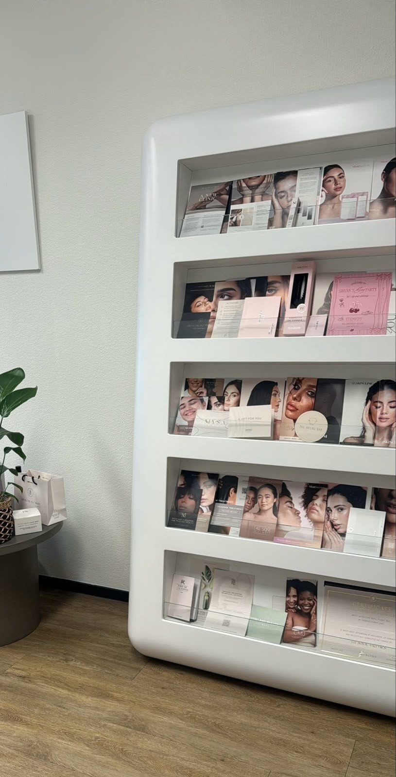 Exclusieve maatwerk design display-en brochurekast, Ophalen, Zo goed als nieuw