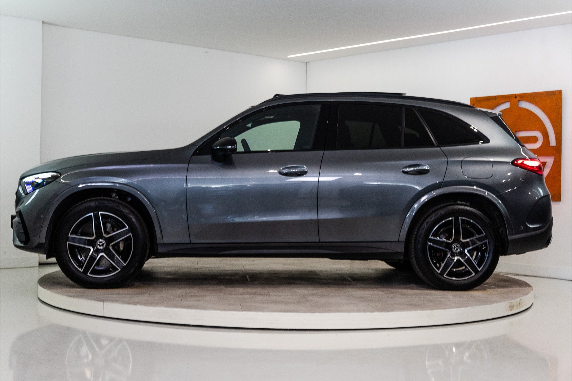 Mercedes-Benz GLC 300e 4MATIC AMG 313PK | Pano | Burmester |, Automaat, Gebruikt, Zwart, Origineel Nederlands