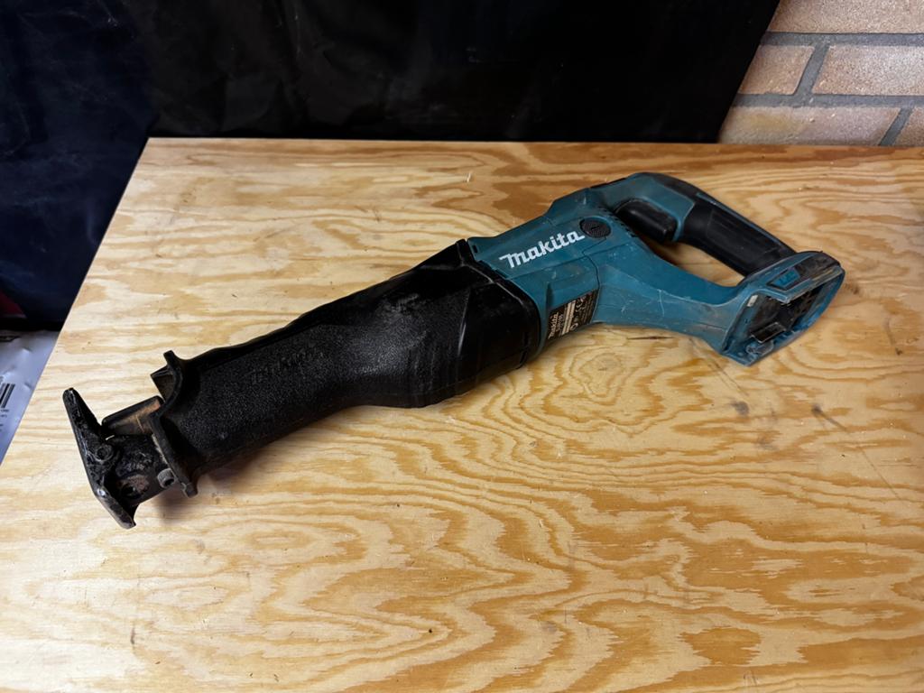 Makita DJR186 18v reciprozaag, 70 mm of meer, Ophalen of Verzenden, Zo goed als nieuw, Reciprozaag