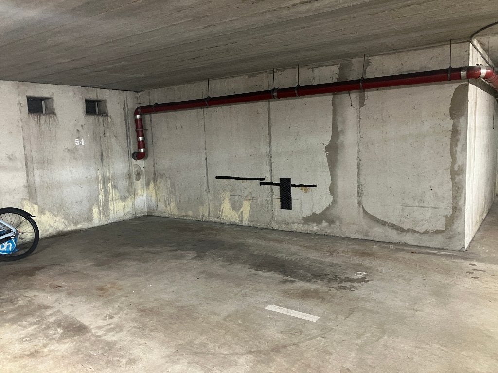 parkeerplaats in overdekte parkeergarage, Amsterdam