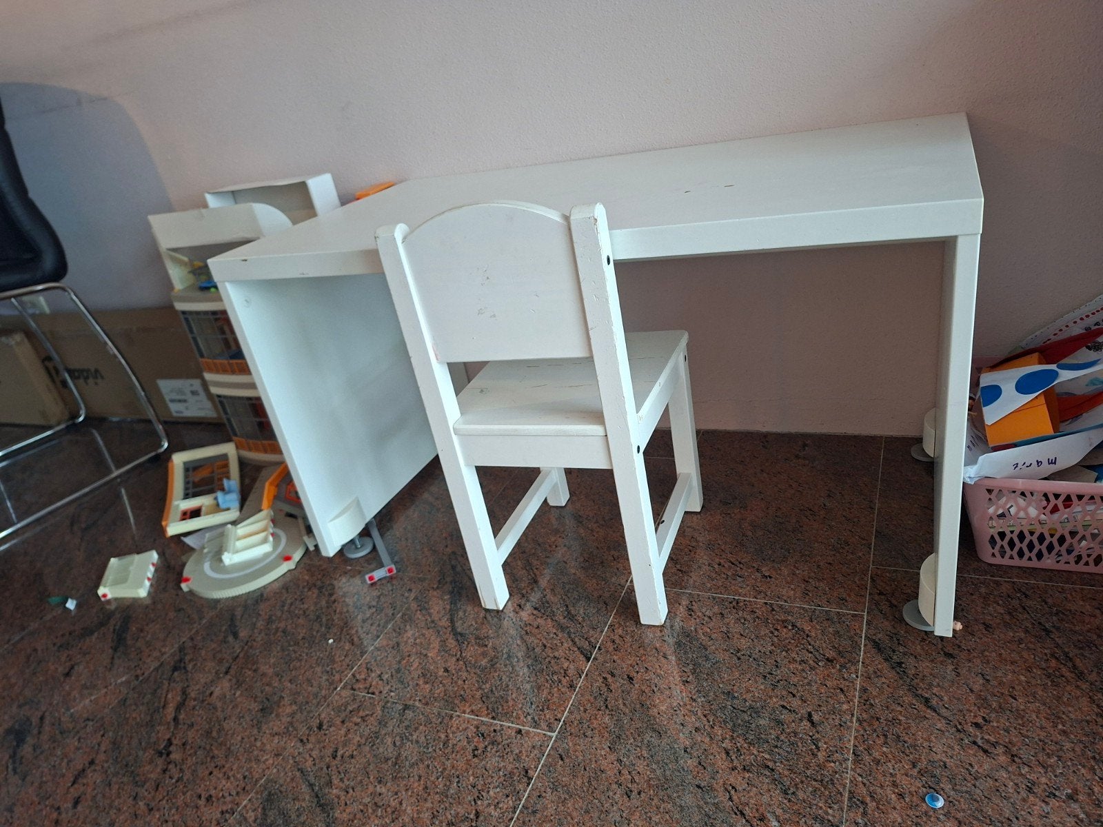Kinderbureau Stuva Ikea met kinderstoeltje, Kinderen en Baby's, Kinderkamer | Tafels en Stoelen, Ophalen, Gebruikt