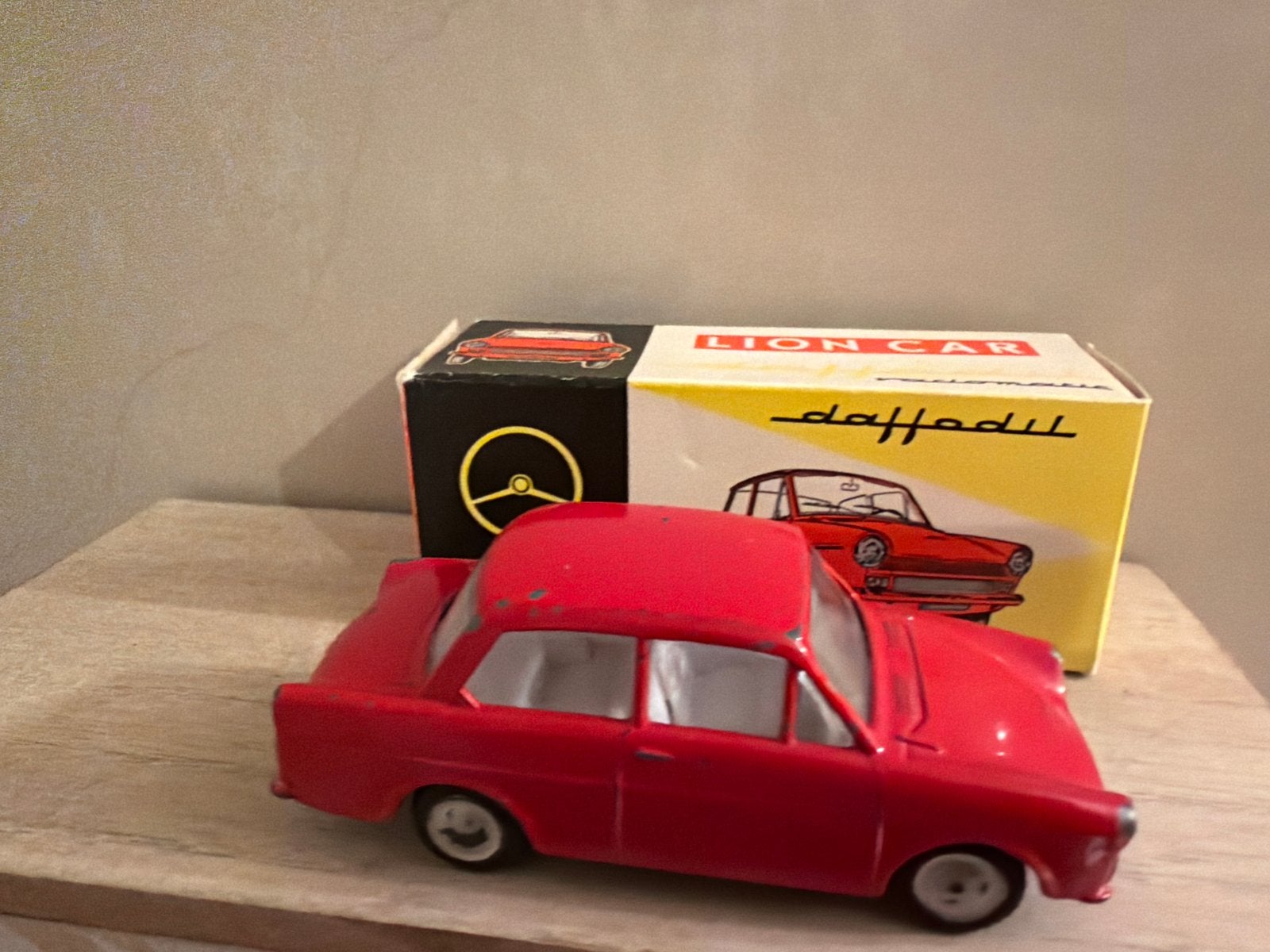 Vintage Lion Car DAF Daffodil 1/43 - Rood, Gebruikt, Lion car, Ophalen of Verzenden, D