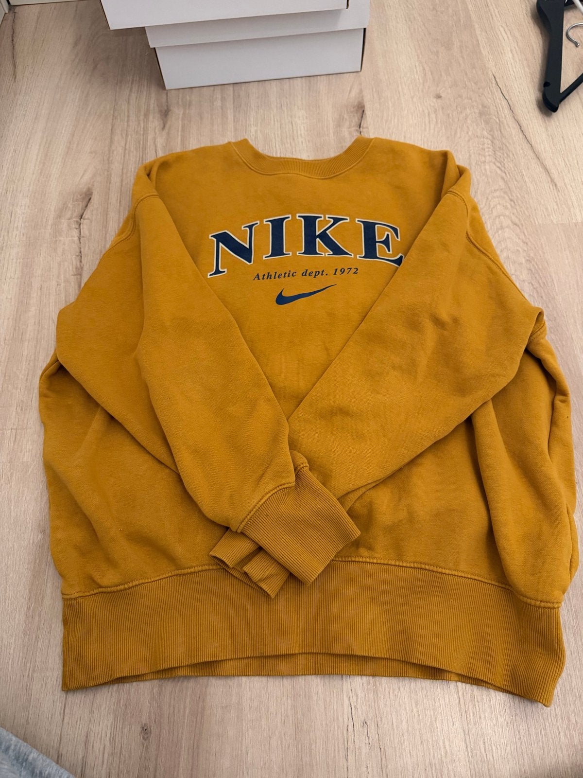 Nike Athletic Dept. 1972 Sweater - Maat S, Ophalen of Verzenden, Zo goed als nieuw, Maat 36 (S), Geel