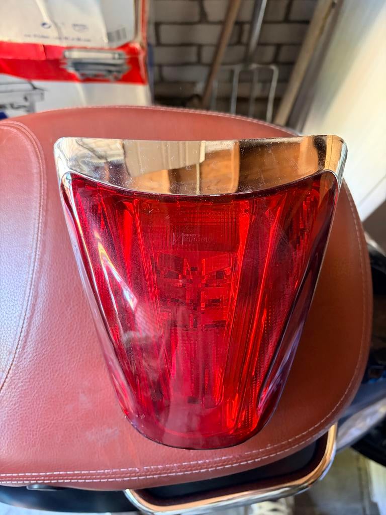 Originele Vespa Primavera achterlicht + rand, Ophalen of Verzenden, Zo goed als nieuw, Overige typen, Vespa