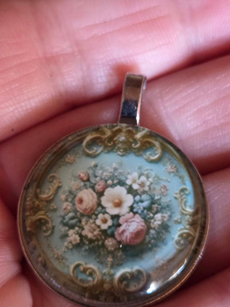 Vintage Medaillon met Bloemmotief, Nieuw, Ophalen of Verzenden, Bloem of Plant, Glas of Kristal