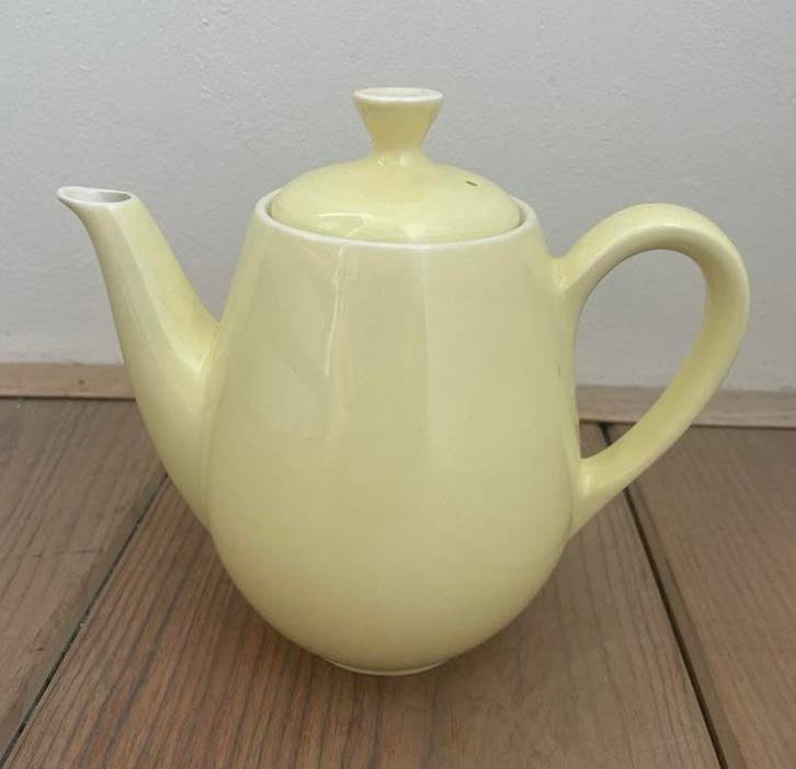 Royal Sphinx Maastricht theepot pastelgeel, Antiek en Kunst, Antiek | Servies los, Ophalen of Verzenden