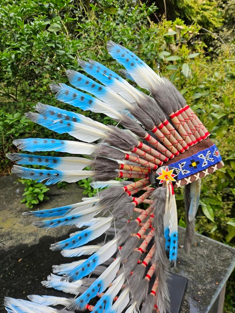 Mooie Grote Indianen Tooi met Dubbele Veren - 146 cm, Ophalen of Verzenden, Gebruikt, Handschoenen, Hoed of Pet