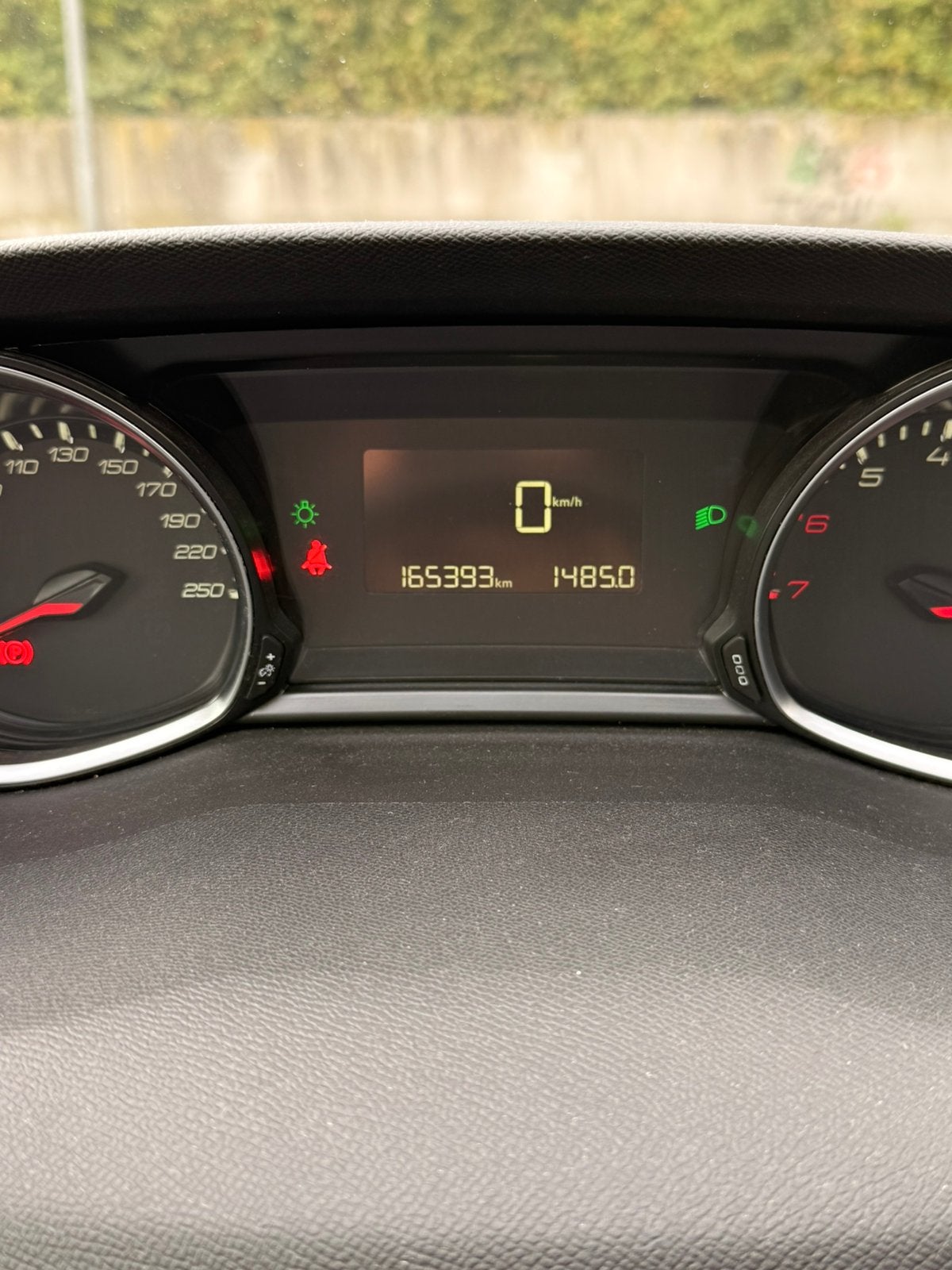 Foto 12 van Peugeot 308 1.2E-THP 81/110 5-D 2016 Grijs CARPLAY PANO