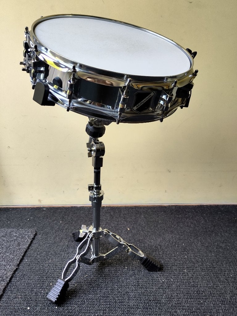 snare drum met standaard Millenium, Ophalen, Zo goed als nieuw, Overige merken
