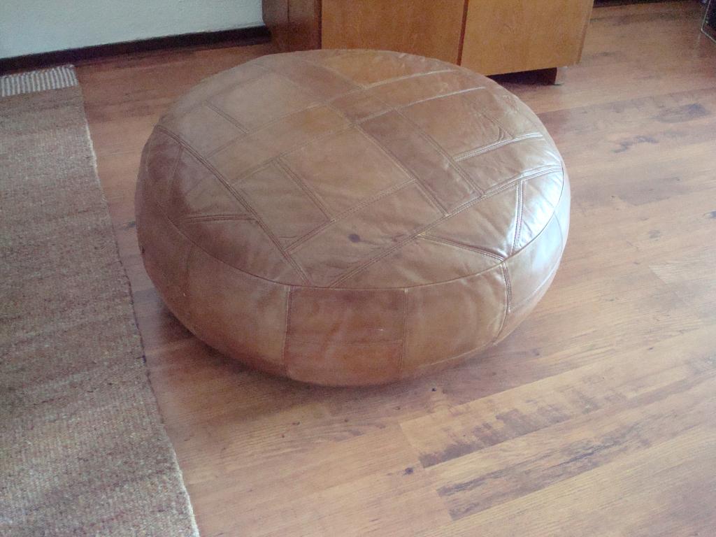 VINTAGE 1960/70 LEREN POEF groot model, Ophalen, Rond, 75 tot 100 cm, Leer