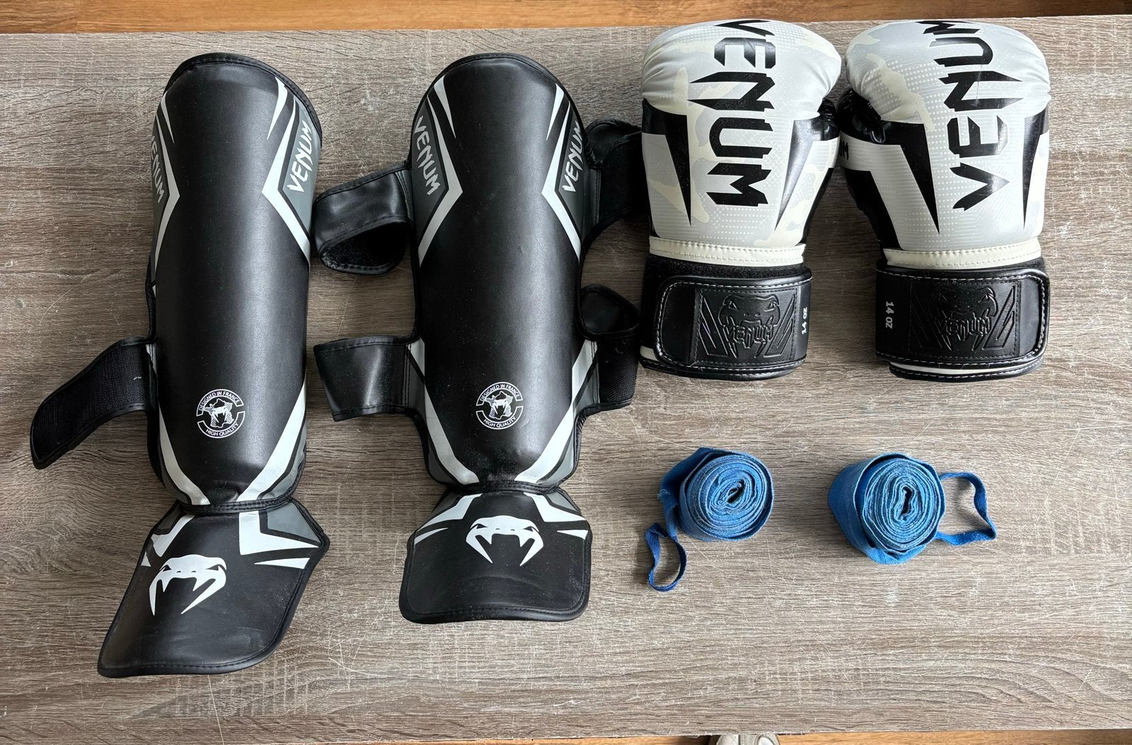 Venum Boksset: Scheenbeschermers, Bokshandschoenen & Bandage, Overige, Vechtsportmateriaal, Zo goed als nieuw, Maat M