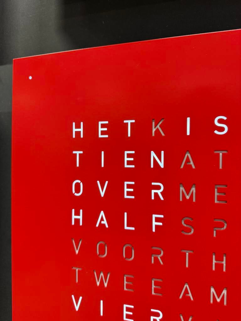 Nieuw Qlocktwo Earth Red Pepper Woordklok Design Klok 45x45, Digitaal, Nieuw, Ophalen of Verzenden, Qlocktwo