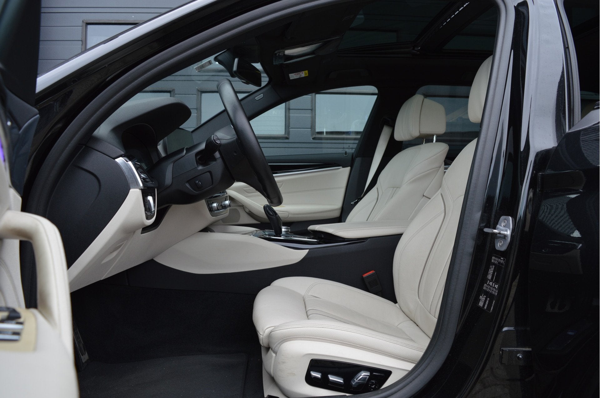 Foto 8 van BMW 5 Serie Touring 520i High Executive | M-PAKKET | PANO |
