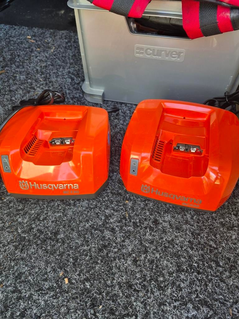 Twee Husqvarna acculaders, Ophalen of Verzenden, Gebruikt, 20 tot 25 cm