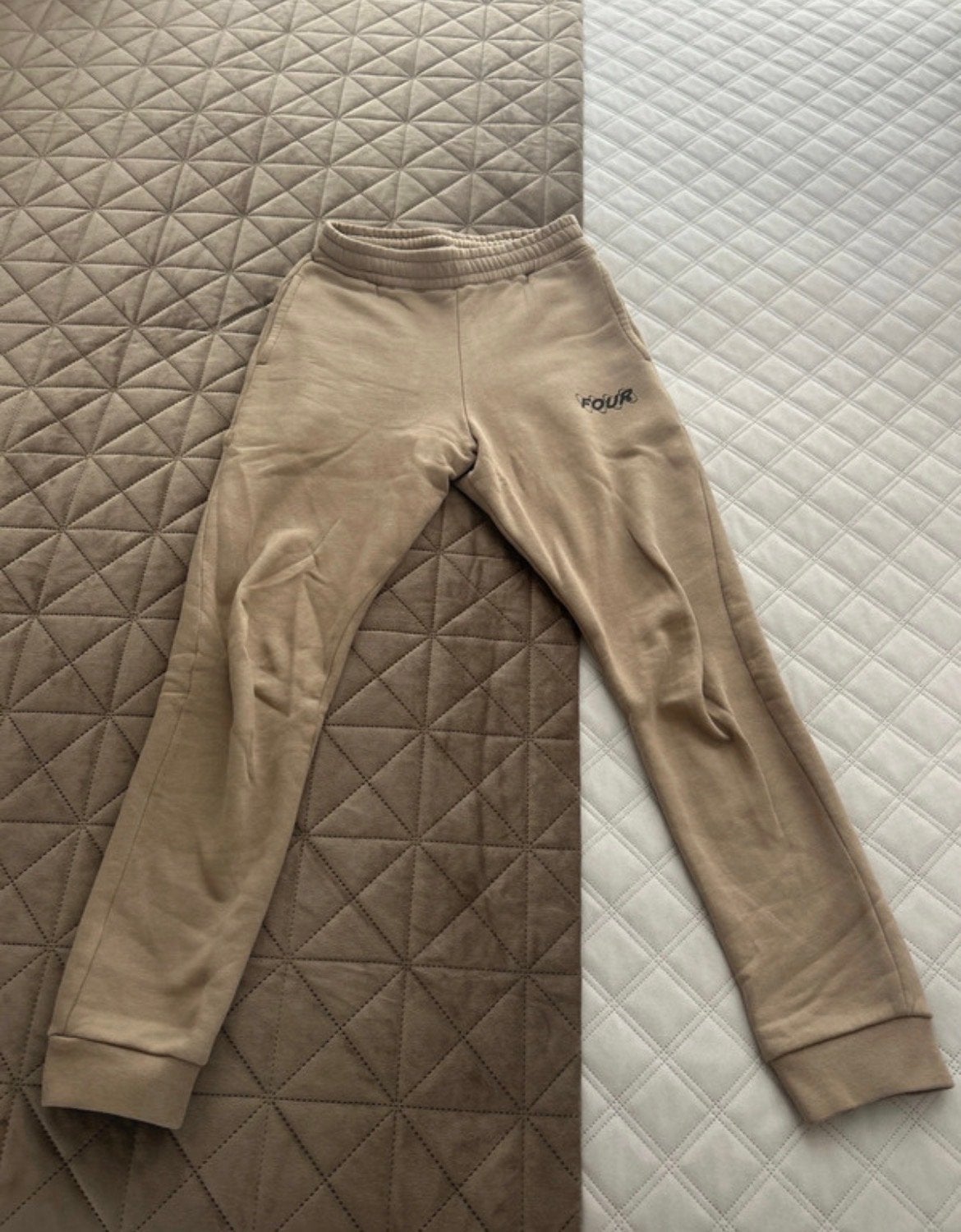 FOUR joggingbroek - Beige - Maat 14 jaar, Verzenden, Zo goed als nieuw, Jongen of Meisje