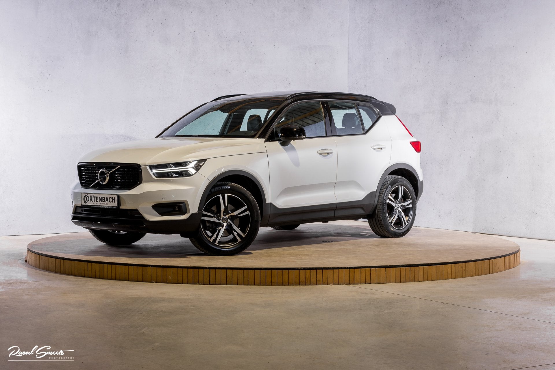 Volvo XC40 2.0 T5 AWD R-Design | Zwenkbare trekhaak | 2.100, 12 maanden, Gebruikt, 4 cilinders, Wit