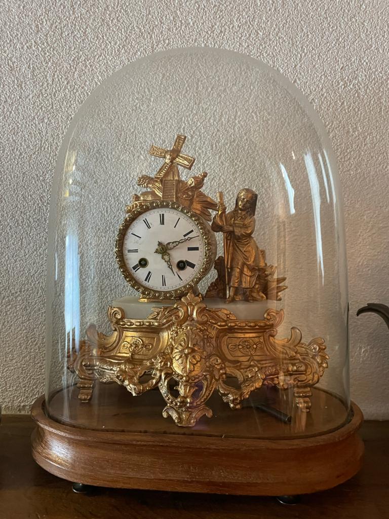 Antieke Franse klok onder stolp, verguld brons, Ophalen of Verzenden, Zo goed als nieuw