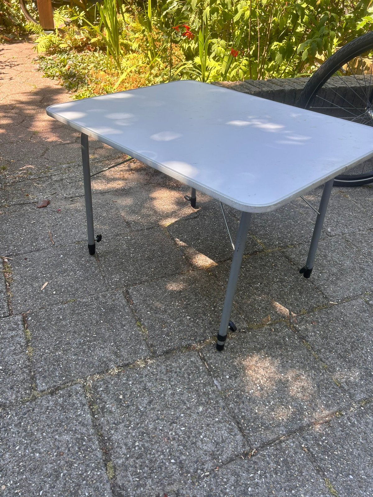 Campingtafel - opklapbaar en in hoogte verstelbaar, Ophalen, Gebruikt, Campingtafel