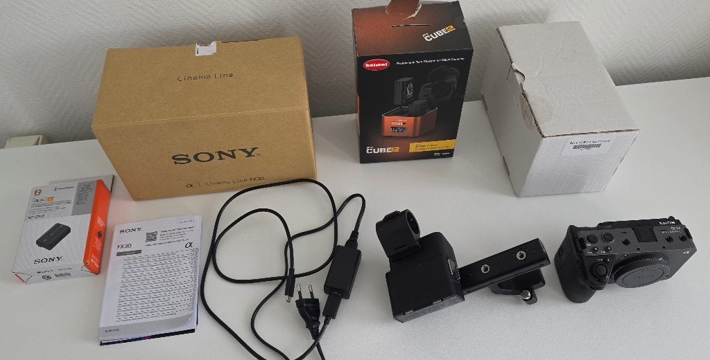 Foto 2 van Sony FX30 Cinema Line + XLR-H1 + Hähnel ProCube2 –Nieuwstaat