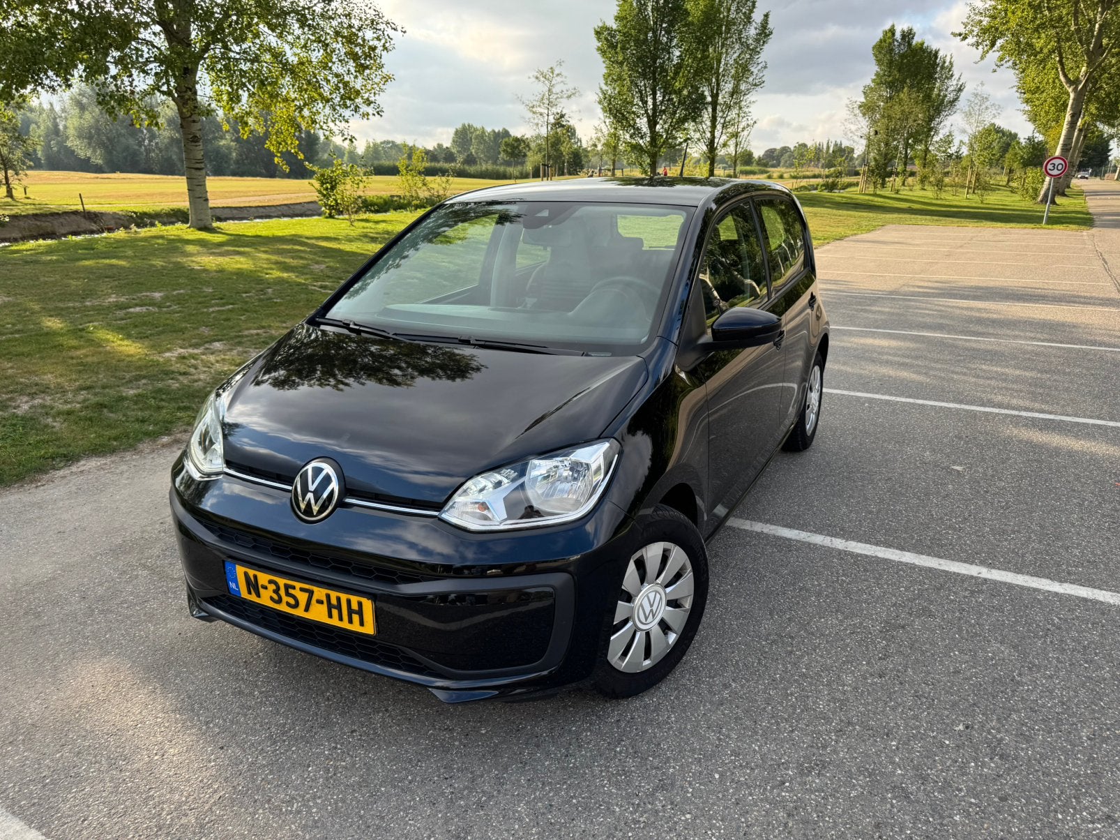 Volkswagen up! 1.0 65PK 5D 2021 Zwart, 4 stoelen, Origineel Nederlands, Handgeschakeld, Particulier