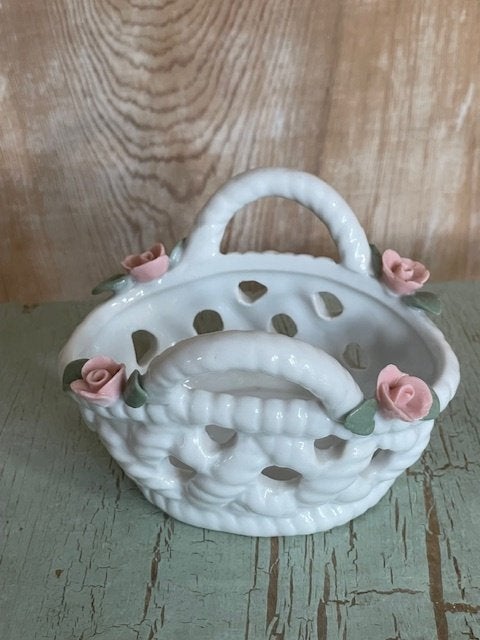 Vintage mandje van wit porselein. Rose porseleinen roosjes., Antiek en Kunst, Ophalen