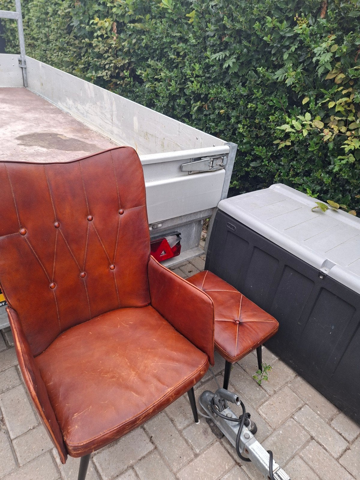 Cognac kleurige stoel met krukje, gebruikt, Ophalen