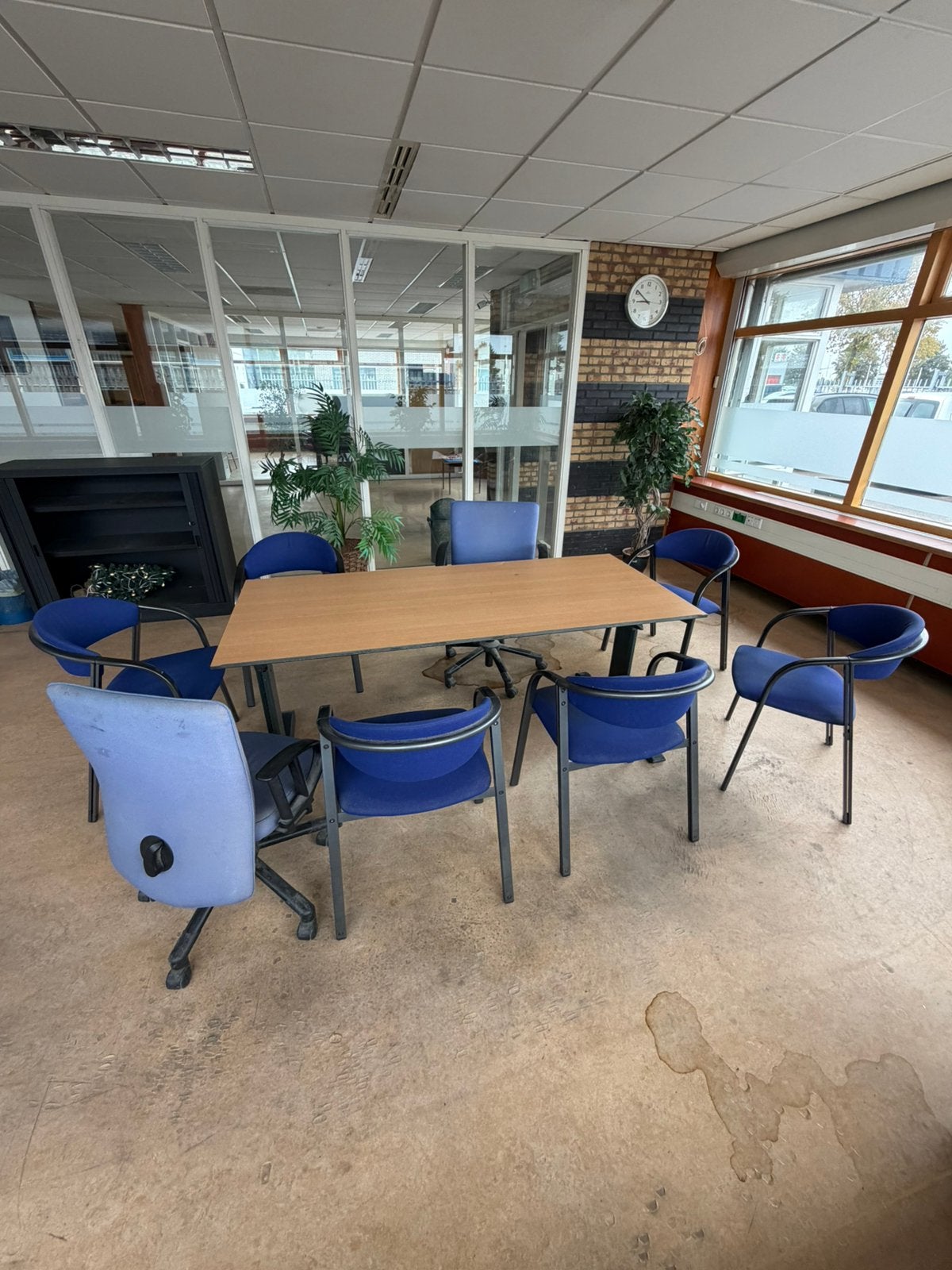 Partij kantoormeubilair: blauwe stoelen + verstelbare tafel, Zakelijke goederen, Kantoor en Winkelinrichting | Kantoormeubilair en Inrichting