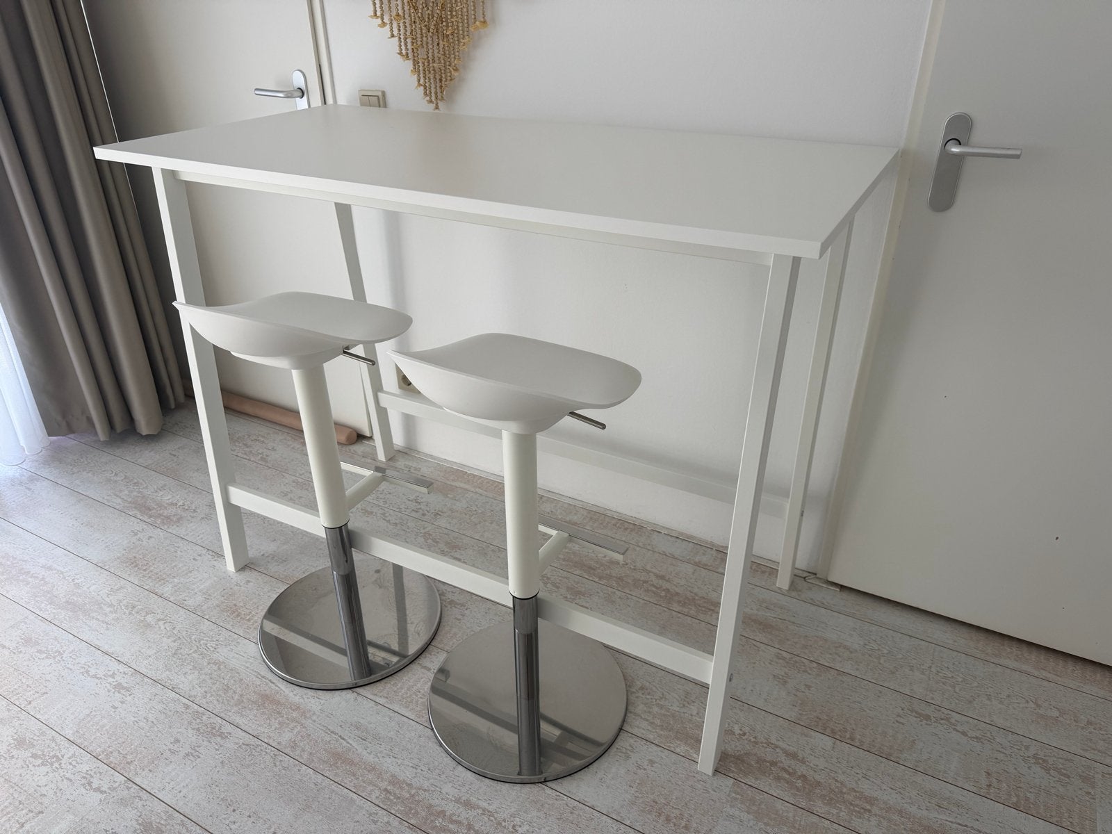 IKEA Bartafel wit met 2 IKEA barkrukken wit