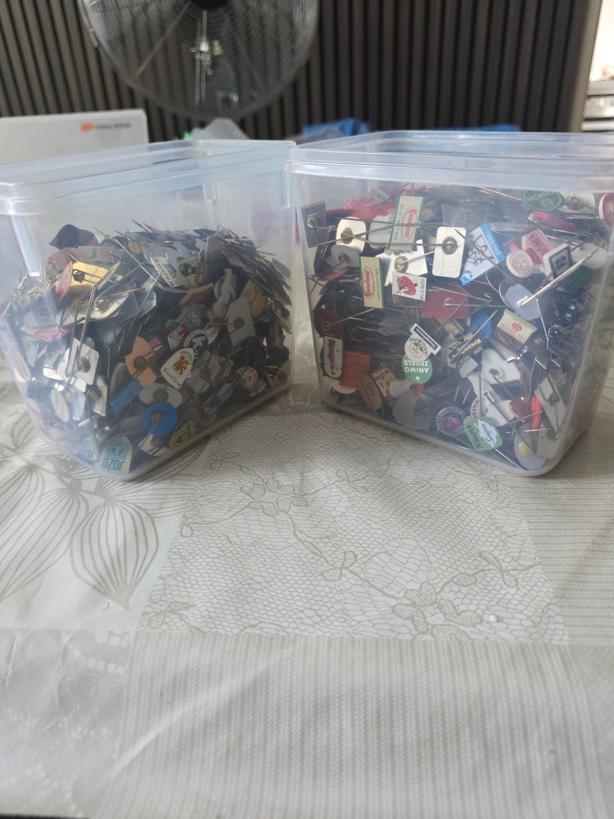 Grote verzameling vintage speldjes en pins, Verzamelen, Speldjes, Pins en Buttons, Ophalen of Verzenden