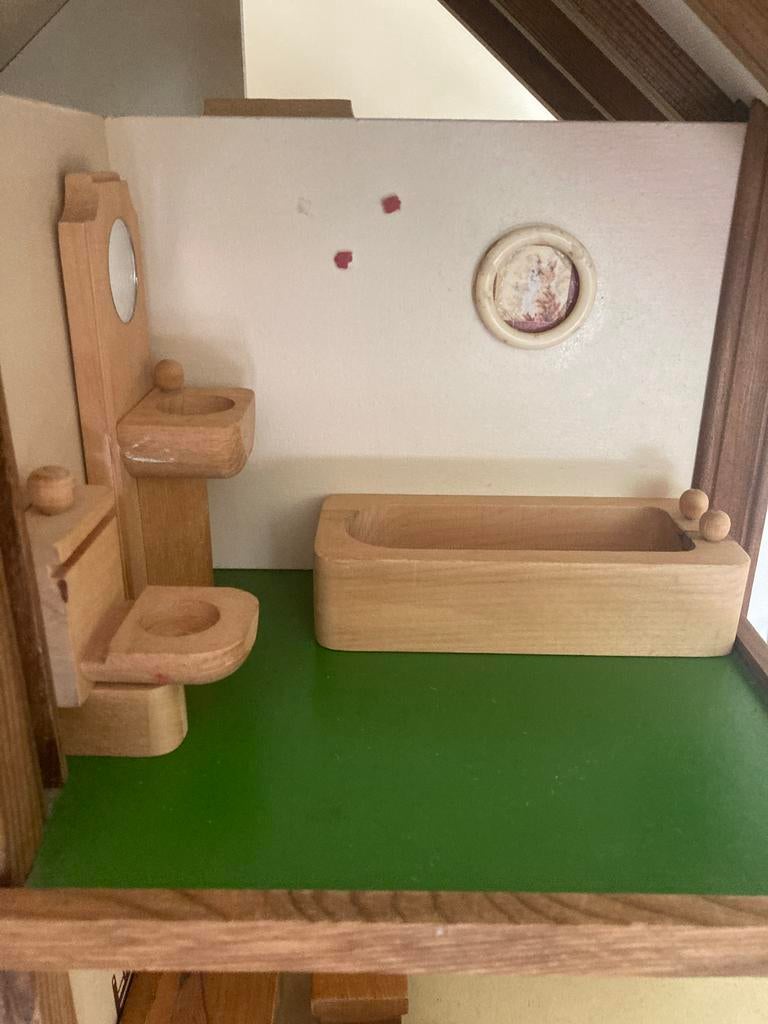 Houten Poppenhuis met Meubels en Garage, Ophalen of Verzenden, Gebruikt, Poppenhuis