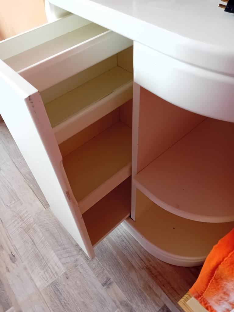 Compact wit nachtkastje met lade en open vakken, Huis en Inrichting, Ophalen, Gebruikt, 45 tot 65 cm, 70 cm of meer