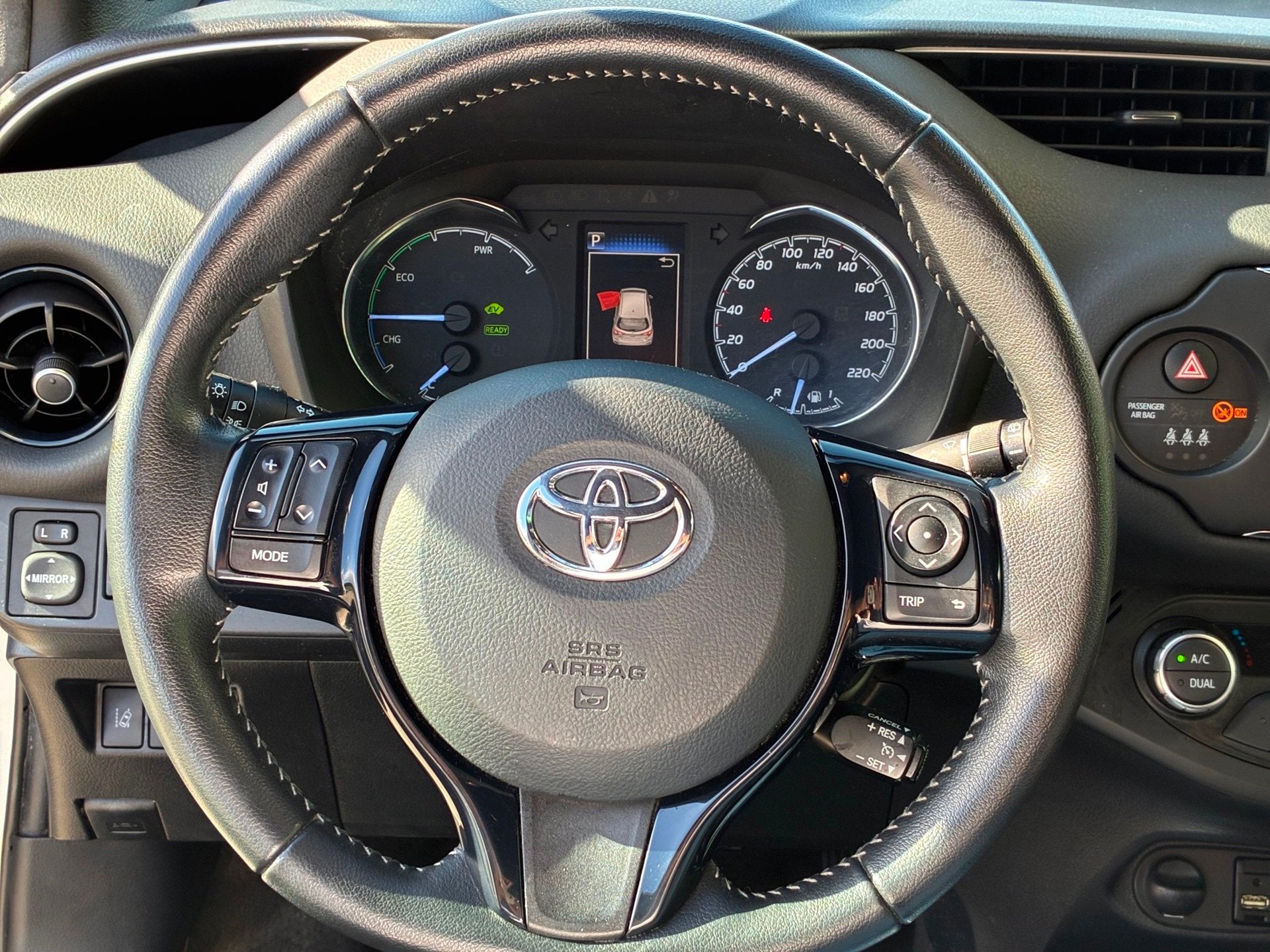 Toyota Yaris 1.5 Hybrid Bi-Tone|2e Eigenaar|Automaat|Camera|, Auto's, Euro 6, 4 cilinders, Wit, Bedrijf