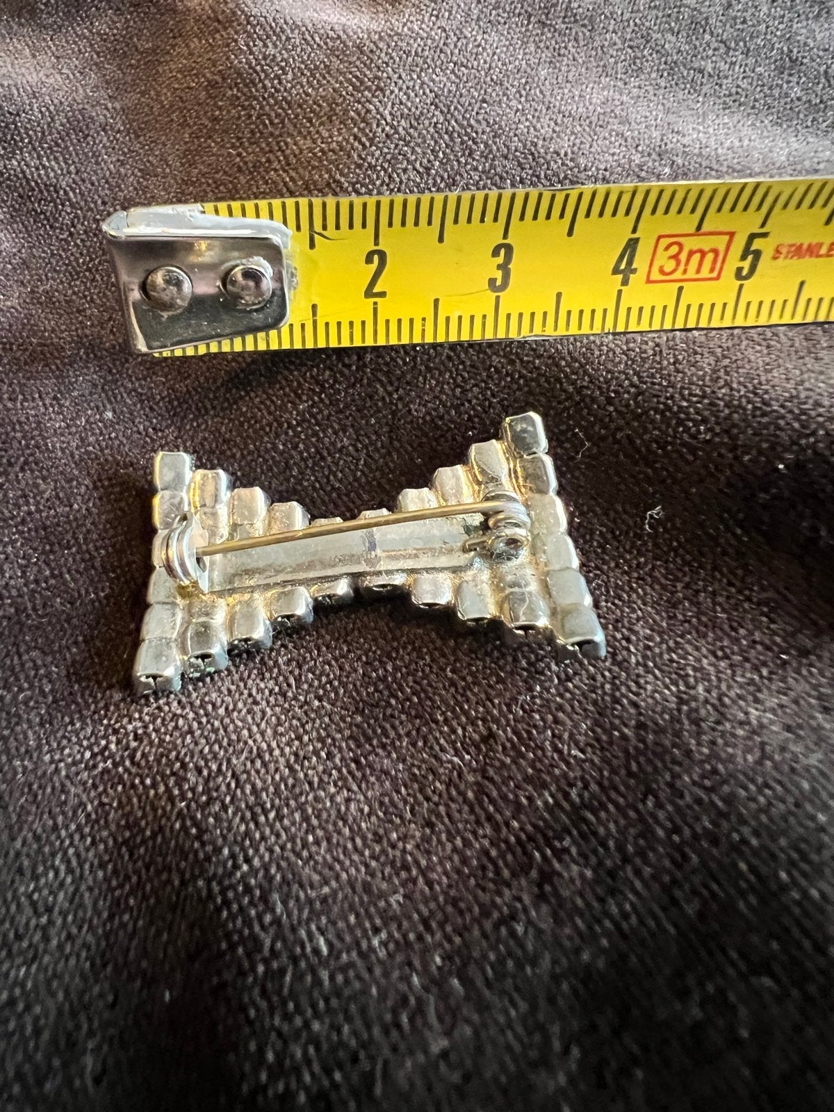 Vintage Strik Broche met Strass Steentjes, Overige materialen, 4 tot 7 cm, Gebruikt, Ophalen of Verzenden