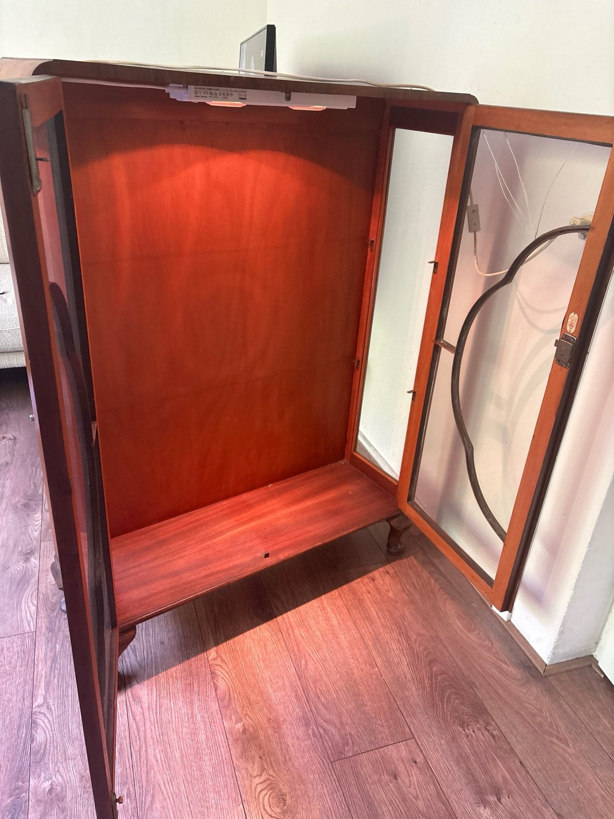 Engelse vintage vitrinekast met glas en houtsnijwerk, Antiek en Kunst, Ophalen of Verzenden