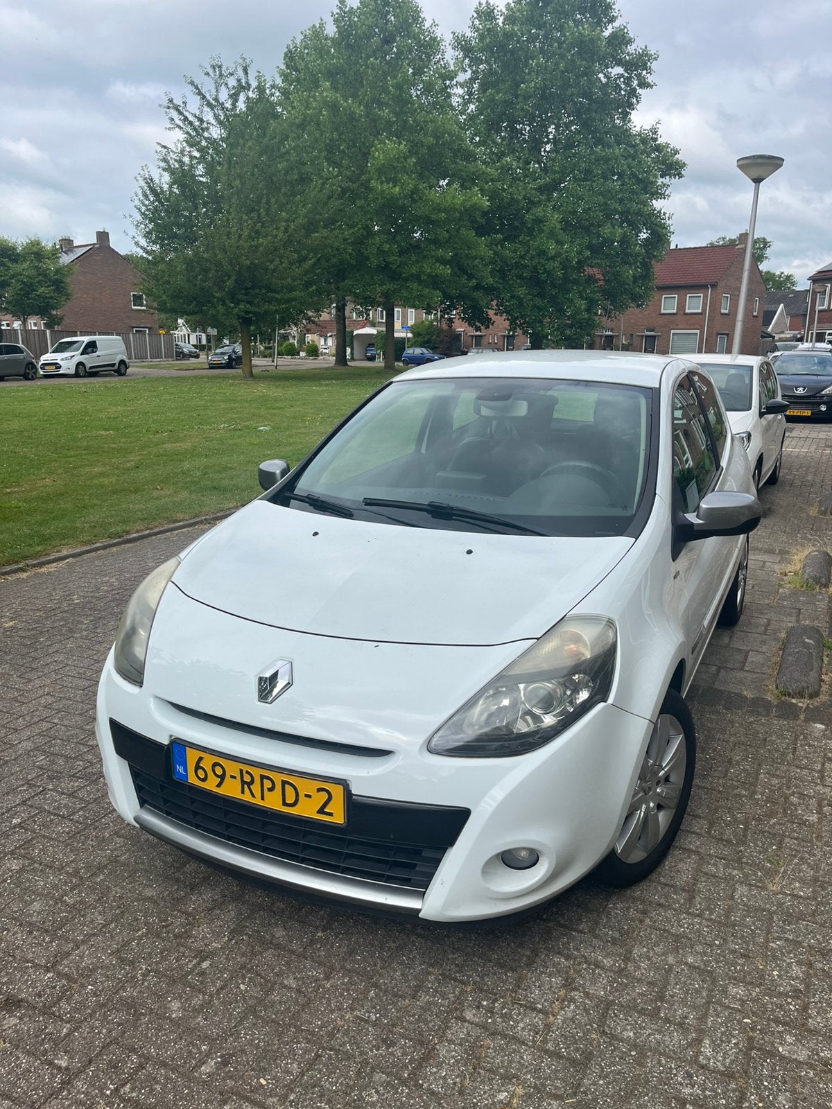 Renault Clio 1.2 16V 79 pk 5D 2011 Wit, Auto's, Voorwielaandrijving, 527 kg, 4 cilinders, Origineel Nederlands