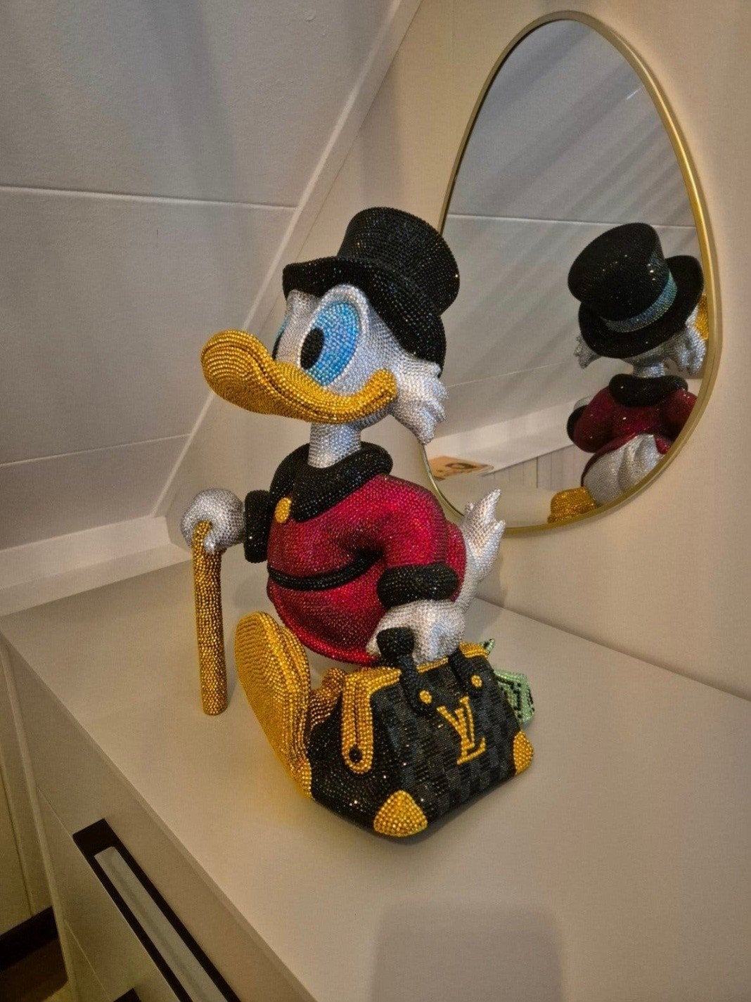 Unieke Dagobert Duck sculptuur met kristallen, Overige onderwerpen, Kunststof, Beeld, Europa
