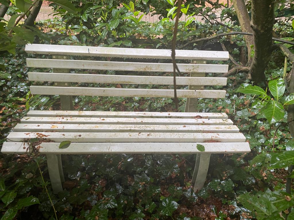 Gratis af te halen: Witte tuinbank, gebruikt, Tuin en Terras, Tuinbanken, Ophalen, Gebruikt, Kunststof