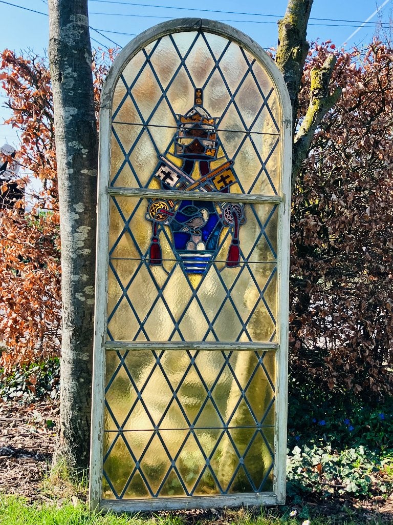 Héél oud glas-in-Lood Kerkraam met wapenschild Paus XII, Ophalen