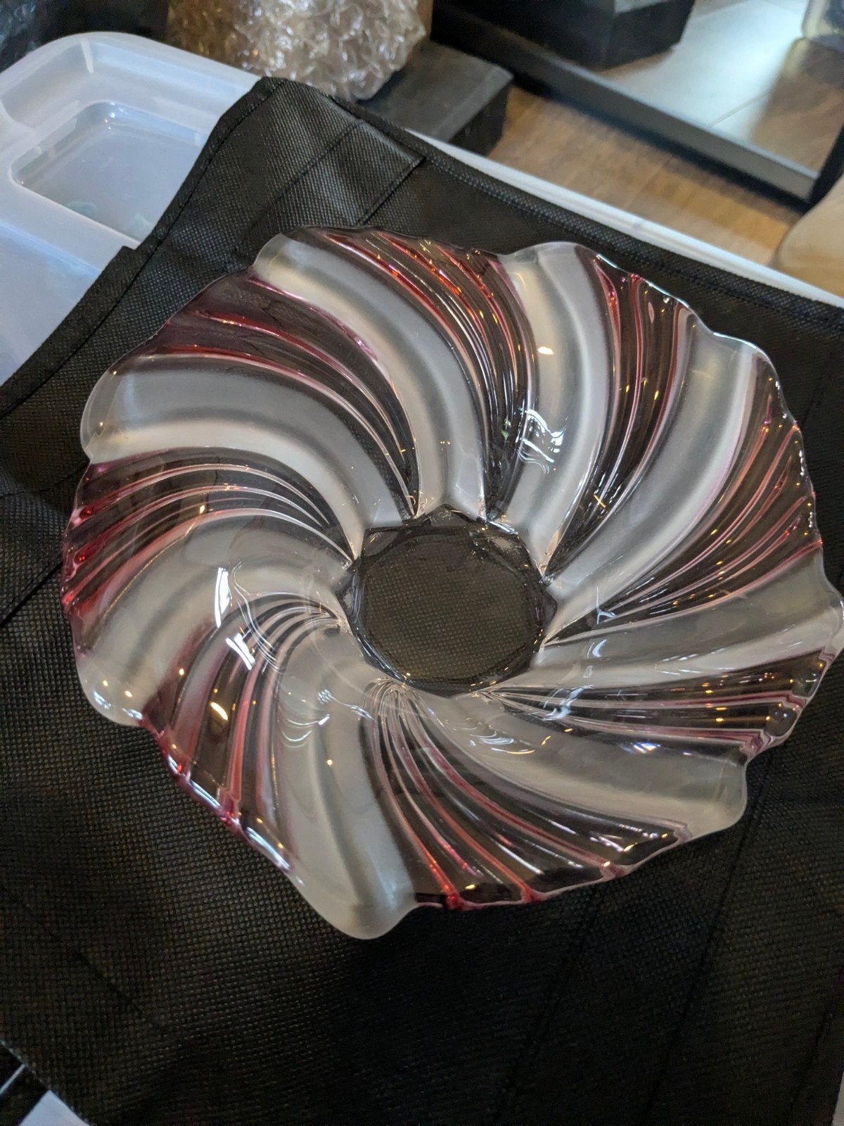 Decoratieve glazen schaal met roze en witte accenten, Ophalen of Verzenden