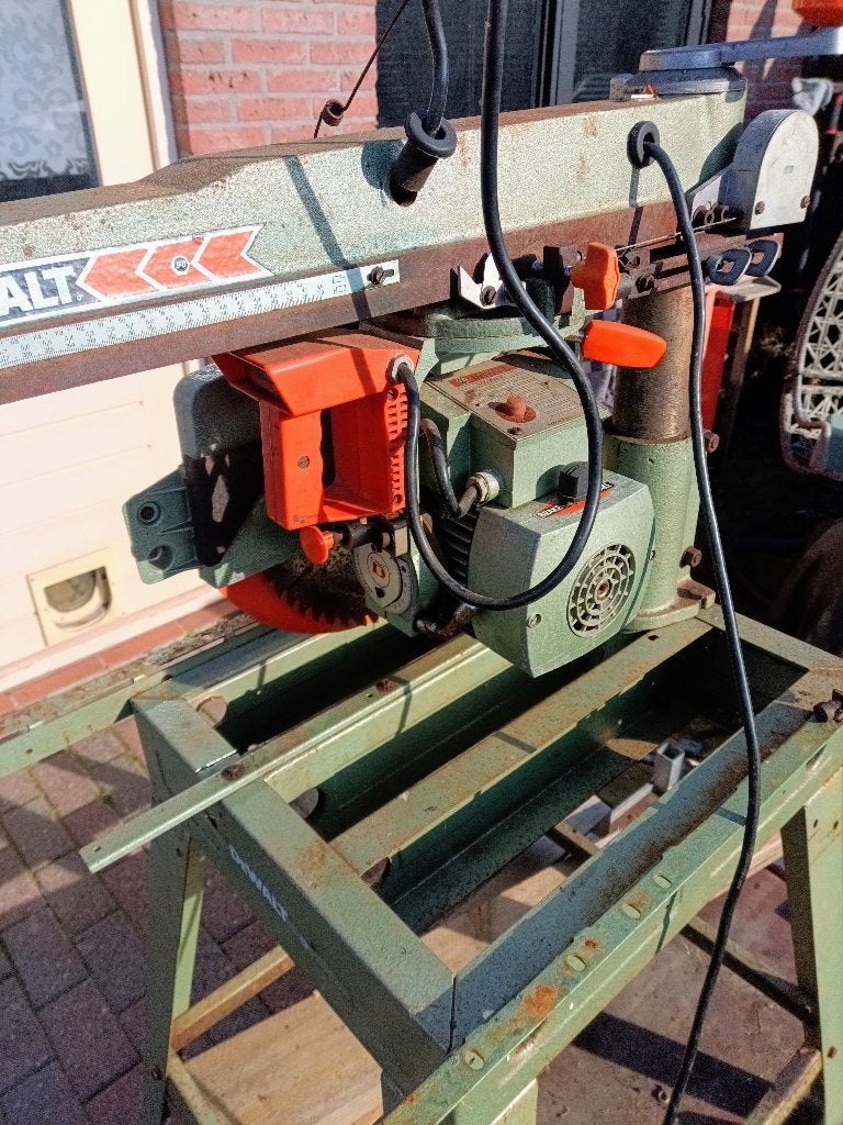 Foto 3 van DeWalt 1370 Radiaalzaag 230V – Loopt prachtig stil