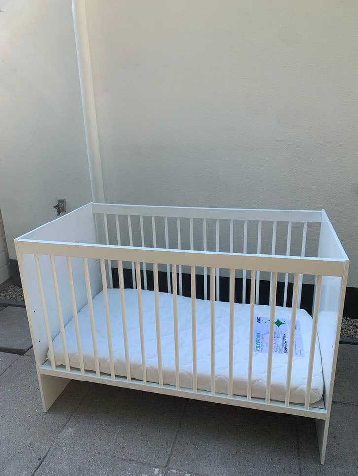 Wit kinderledikantje met matras, Kinderen en Baby's, Ophalen, Gebruikt, Ledikant